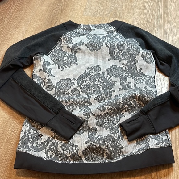 Lululemon Fleet Street Floral Lace Print Pullover Sweatshirt Thumbholes sz6 A8 - Picture 4 of 4
